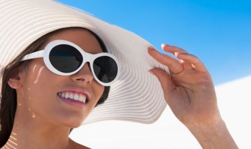 donna con cappello e occhiali da sole